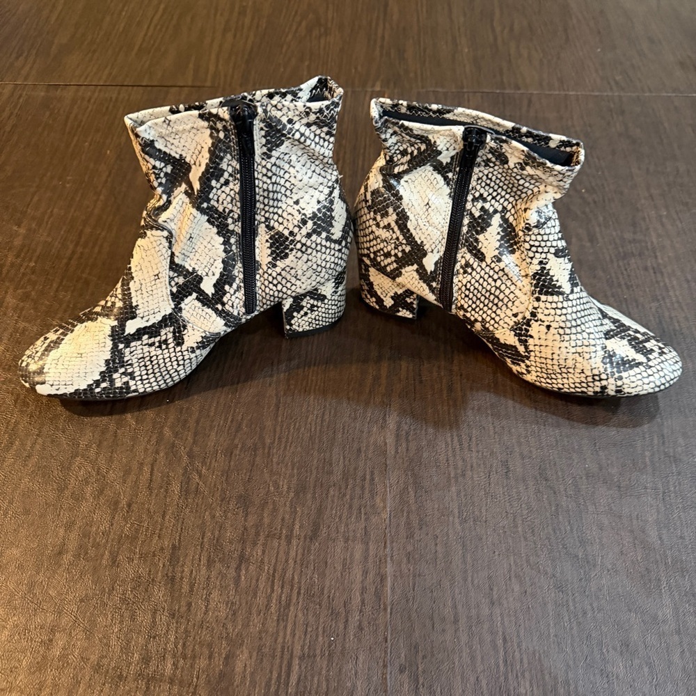 Time and Tru Snakeskin Ankle Boots Sz 8